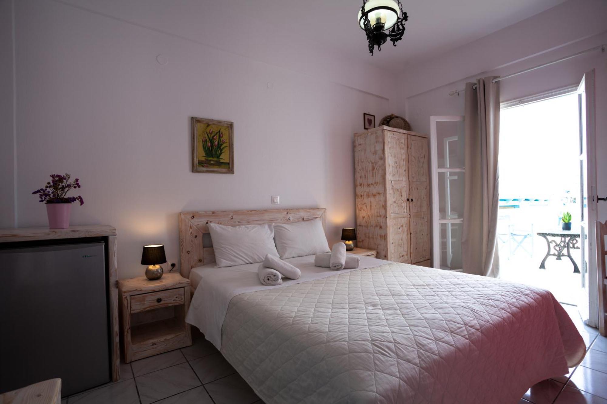 Stella's Place, Vlichada Gasthuis *